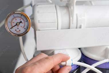 Instalaci&oacute;n y Configuraci&oacute;n filtro osmosis (foto instalando filtro de agua)