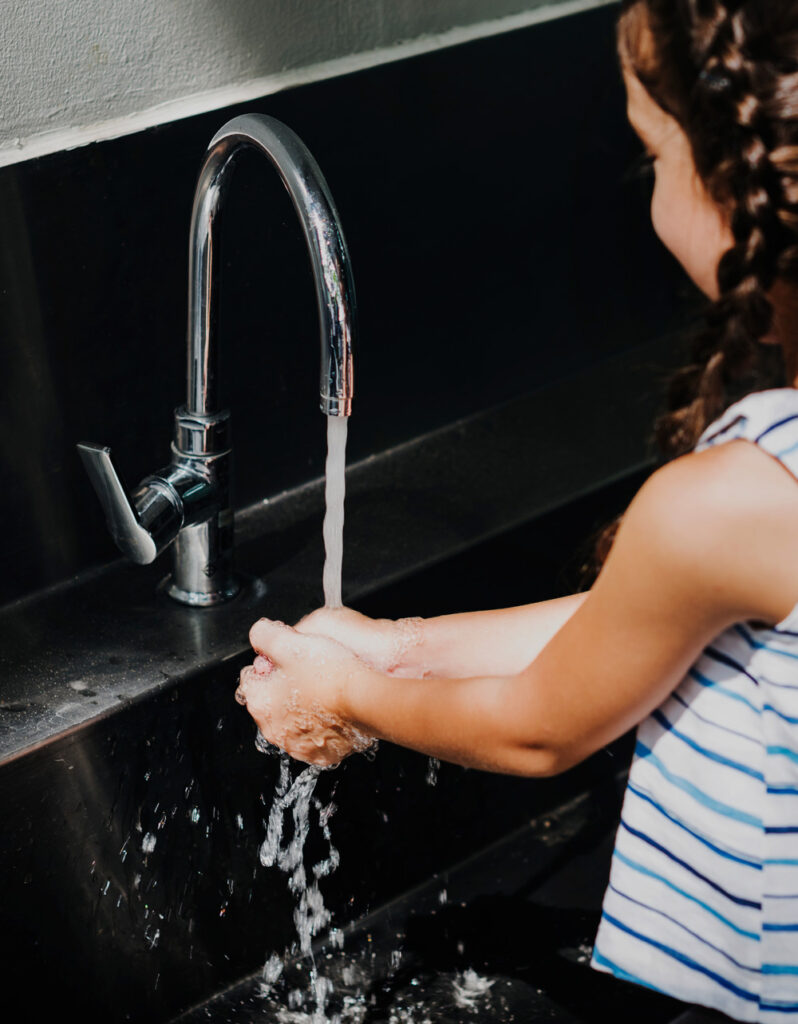 Ni&ntilde;a lav&aacute;ndose las manos